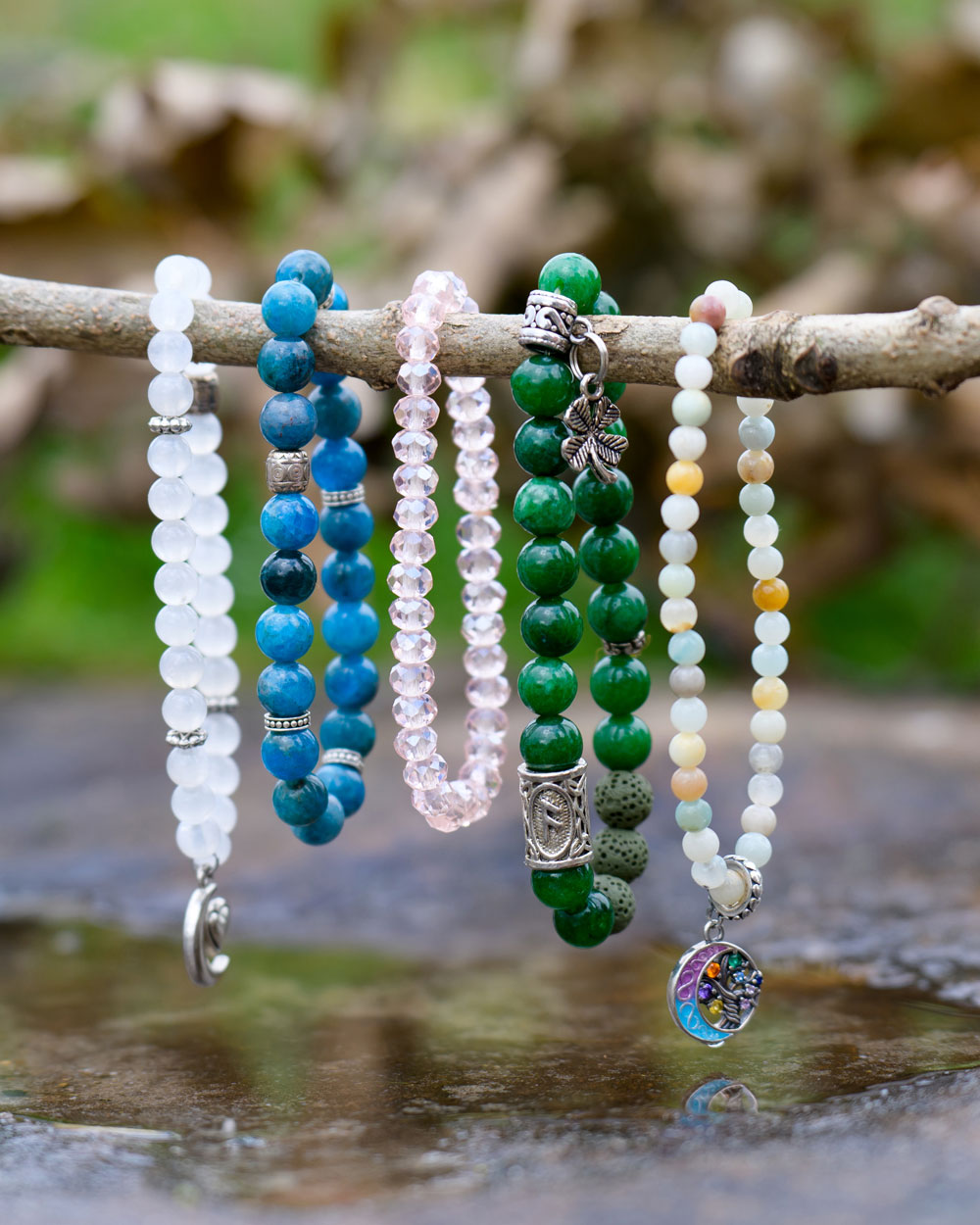 spirituelles Armband aus Edelsteinen Schutzarmband mit energetischer Aktivierung Edelsteinarmband für innere Balance Amulett für Energie und Schutz Intuitiv gefertigtes Energiearmband spiritueller Schmuck für Selbstverbundenheit heilende Edelsteine & energetische Aktivierung Handgemachtes Seelenarmband