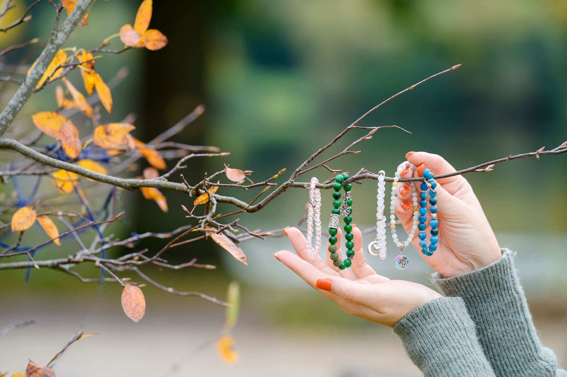 Armbänder - Amulette spirituelles Armband aus Edelsteinen Schutzarmband mit energetischer Aktivierung Edelsteinarmband für innere Balance Amulett für Energie und Schutz Intuitiv gefertigtes Energiearmband spiritueller Schmuck für Selbstverbundenheit heilende Edelsteine & energetische Aktivierung Handgemachtes Seelenarmband
