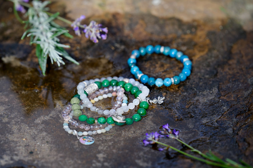 spirituelles Armband aus Edelsteinen Schutzarmband mit energetischer Aktivierung Edelsteinarmband für innere Balance Amulett für Energie und Schutz Intuitiv gefertigtes Energiearmband spiritueller Schmuck für Selbstverbundenheit heilende Edelsteine & energetische Aktivierung Handgemachtes Seelenarmband